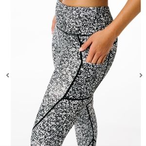 Zyia Active Black Mosaic Pocket Soft n Snug mid-rise 7/8 24" (4)